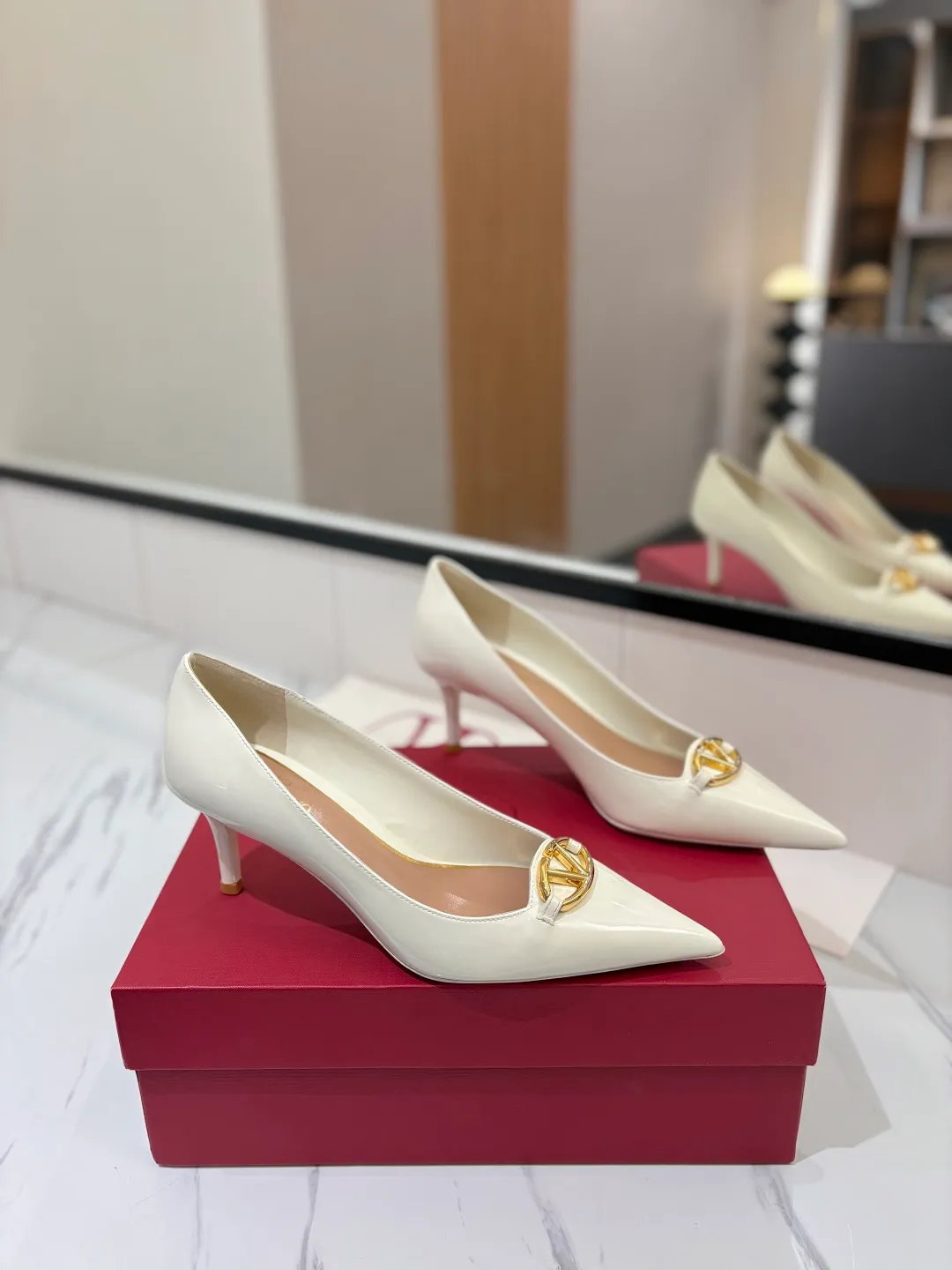 💕💕Factory direct selling price p520💕💕 VALENTINO’s hottest new high-heeled shoes, latest logo buckle, perfect combination with sexy pointed toe❤️‍🔥❤️‍🔥❤️‍🔥❤️‍🔥It is simply the pinnacle of summer fashion💖💖💖💖original replica Upper: patent leather, subleather Outsole: Italian leather outsole Heel height: 6.5cm Size: 35-39 (40 41 42 customized, non-refundable and non-exchangeable)